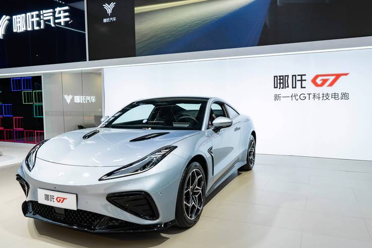 深圳291哪吒汽车在智能汽车领域的表现，领途汽车在新能源汽车市场中的影响力